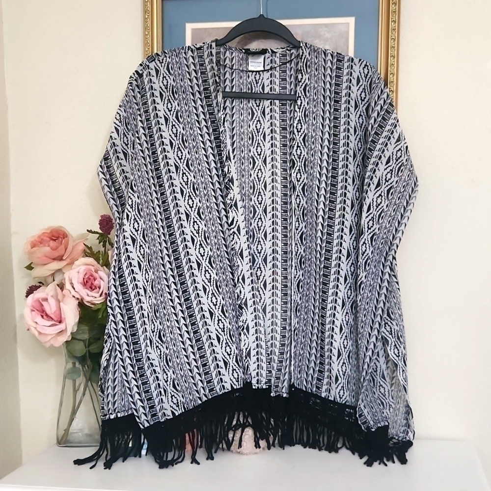 Kimono Fringe detailed Hem size Medium Petite Bohemian Cottagecore Coverup - Picture 10 of 10